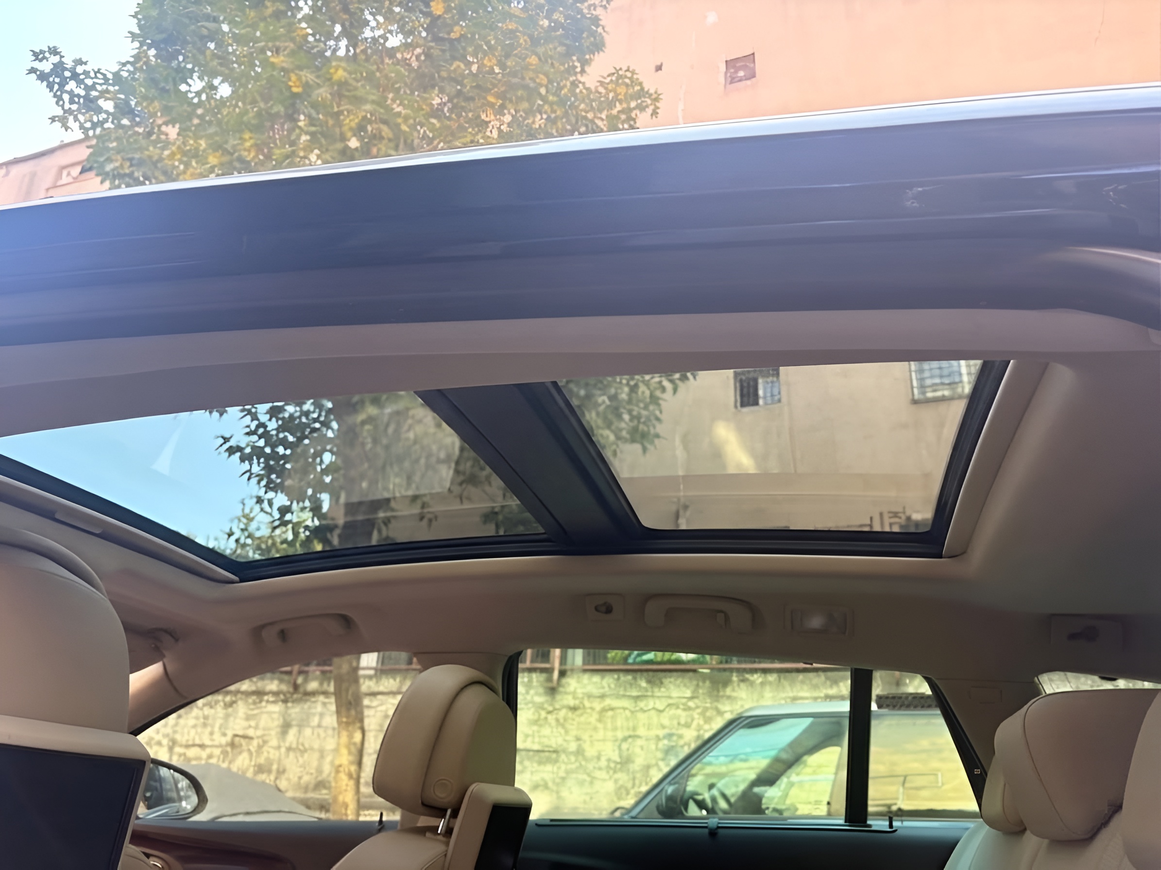 Sunroof perdesi açık konumda