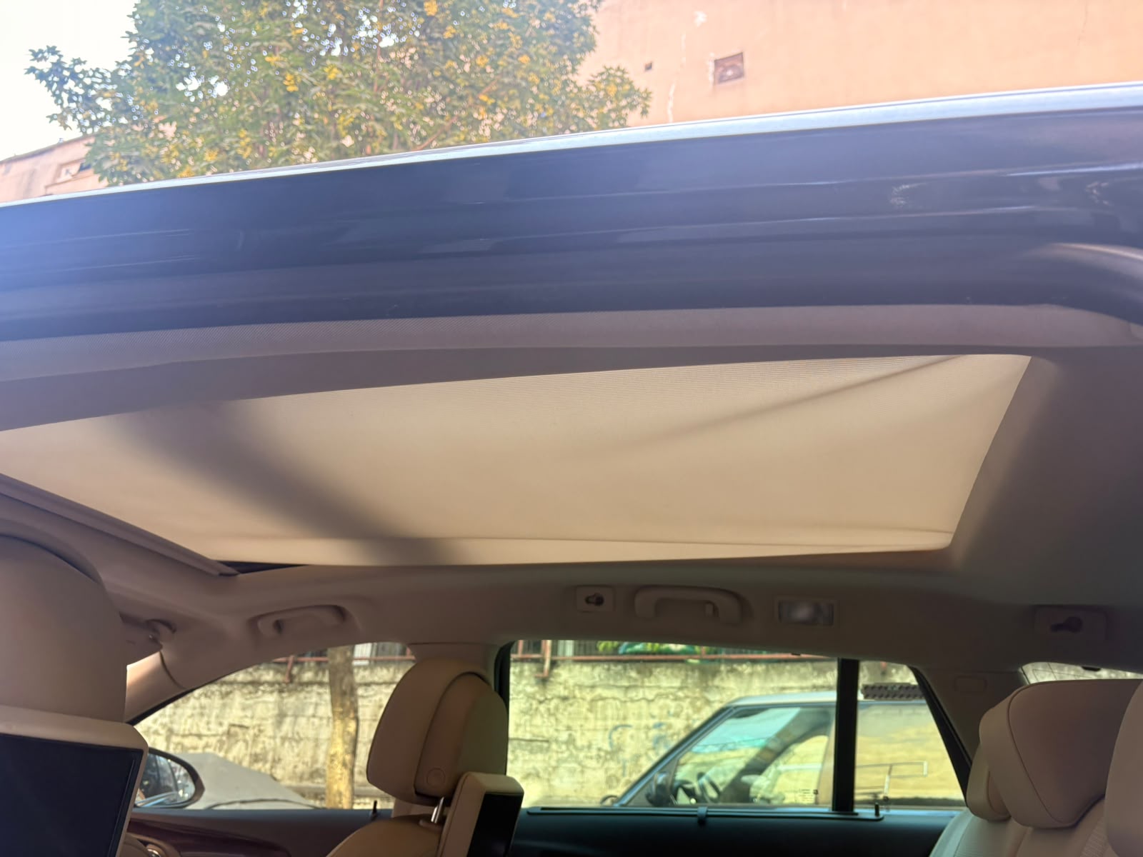Sunroof perdesi kapalı konumda